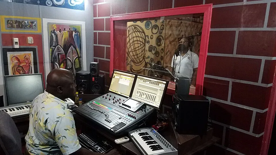 Enregistrement dans un studio radio ghanéen
